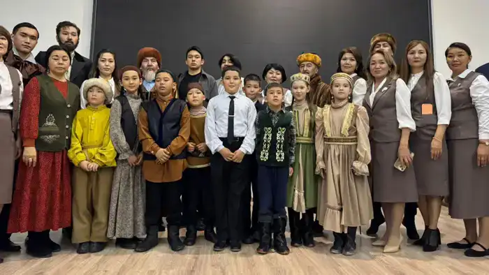 Музыкальное путешествие во времени: Караганда отмечает 185 лет Ыбыраю Алтынсарину через школьный мюзикл