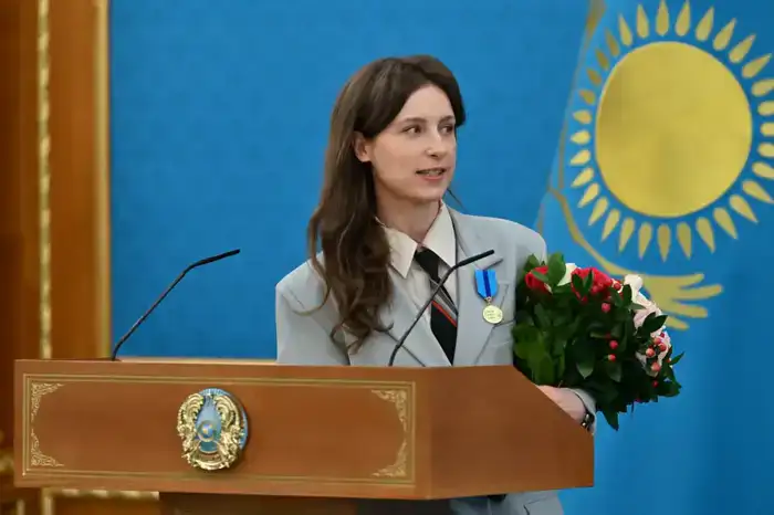 ГЛАВА ГОСУДАРСТВА ВРУЧИЛ КЛЮЧИ ОТ КВАРТИР МОЛОДЫМ УЧЕНЫМ (9)