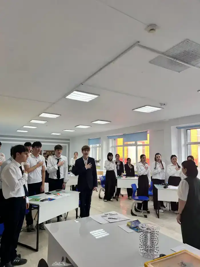 Классные часы в Казахстане: школьники изучают новую Конституцию и правовую грамотность