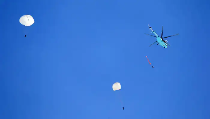 30 курсантов Военного института Сухопутных войск впервые выполнили ночные прыжки с парашютом (5)