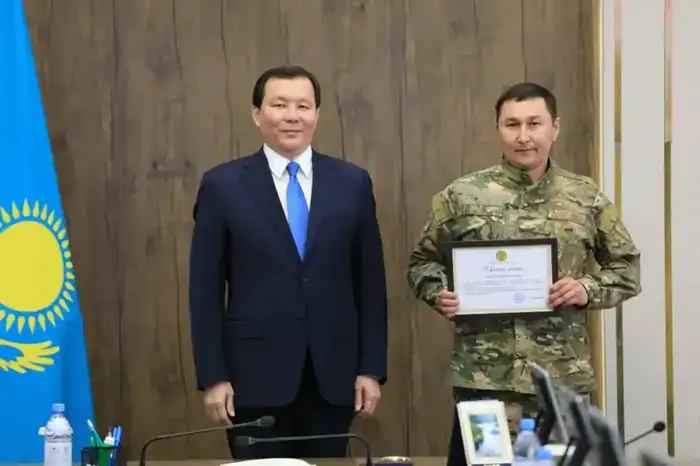 Актюбинские спасатели награждены за героизм при ликвидации пожара (8)