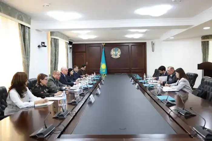 В Высшем Судебном Совете Республики Казахстан состоялась встреча Председателя Совета Дмитрия Малахова с Главой Офиса программ ОБСЕ в Астане Алексеем Роговым (2)