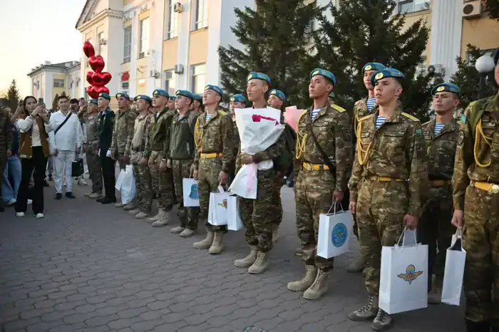 Встреча защитников Родины: на перроне десантник сделал предложение руки и сердца (6)