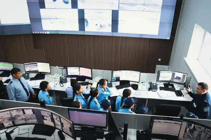 Школьники полицейских классов трёх районов ВКО побывали на экскурсии в Департаменте полиции (9)