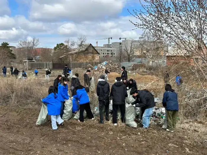 «Таза Қазақстан»: тонны мусора убрала столичная молодежь на набережной Есиля (3)