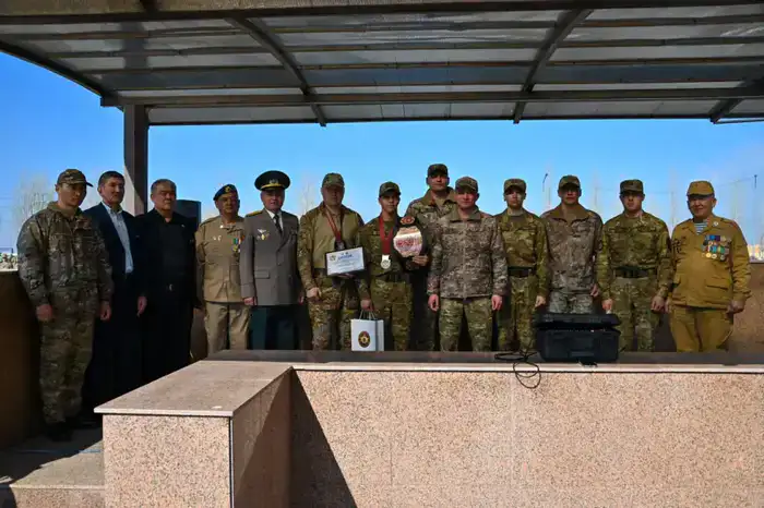 В Астане 140 военнослужащих простились с Боевым знаменем, 20 из них продолжат службу по контракту (5)