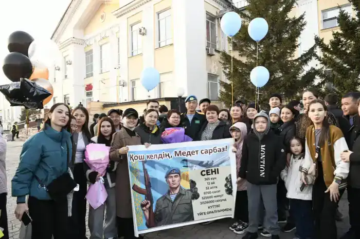 На столичном вокзале родные и близкие торжественно встретили солдат, вернувшихся из армии (5)