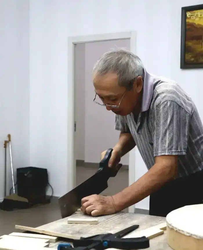 Пенсионеры Астаны активно участвуют в бесплатных кружках арт-терапии и деревообработки