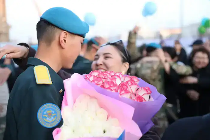 Астана торжественно встретила уволенных в запас десантников (6)