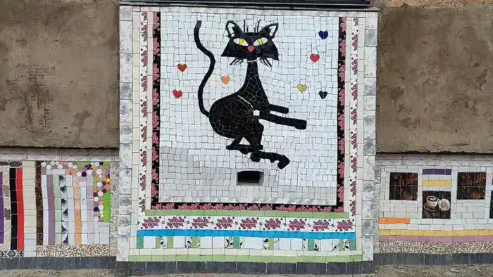 Дом, где живёт сказка: карагандинка украшает стены мозаикой (7)