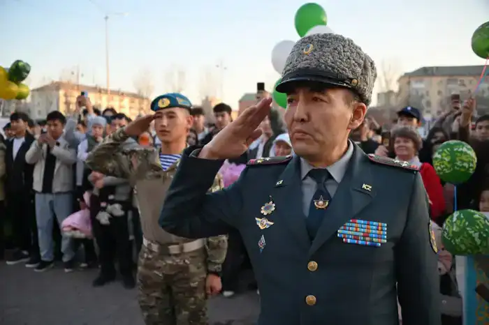 Встреча защитников Родины: на перроне десантник сделал предложение руки и сердца (3)