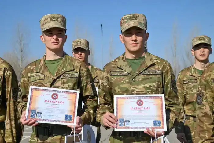 В Астане 140 военнослужащих простились с Боевым знаменем, 20 из них продолжат службу по контракту (2)
