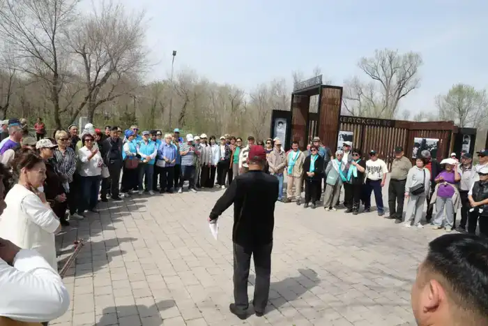 Алматинцы вышли на субботник в парке «Желтоксан» (5)