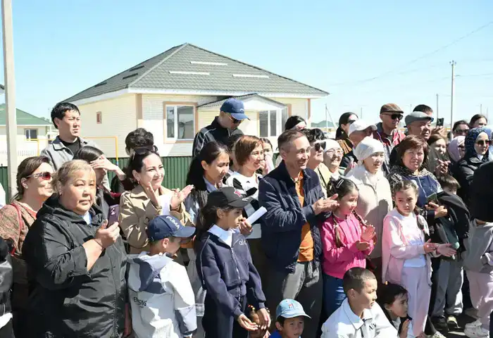 Бейбит Исабаев вручил очередникам ключи от новых домов (5)