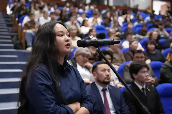 Студенты вузов со всего Казахстана приняли участие в экологическом часе «Экономь воду – сохраняй будущее!» (7)