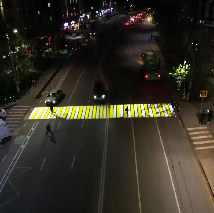 В Алматы на ул. Сатпаева установили проекционное освещение для пешеходов (3)