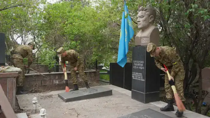 Алматинские курсанты почтили память казахстанцев