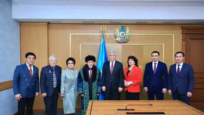 Ермаганбет Булекпаев поздравил с юбилеем заслуженного артиста Казахстана Ергали Жуниспекова (2)