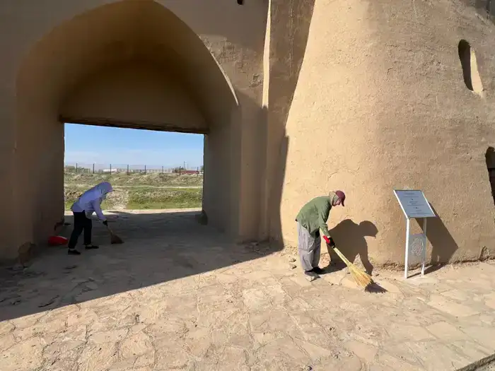 “ТАЗА ҚАЗАҚСТАН”: ПРОВЕДЕНА УБОРКА ВОЗЛЕ МАВЗОЛЕЯ ХОДЖА АХМЕДА ЯСАВИ (6)