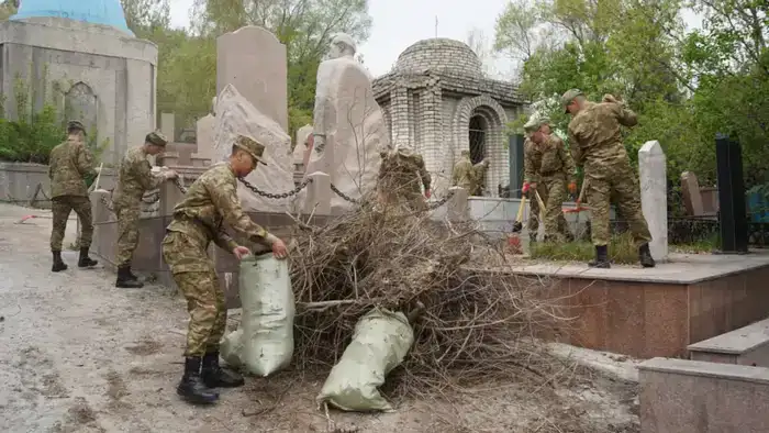 В Алматы курсанты почтили память прославленных казахстанцев (4)