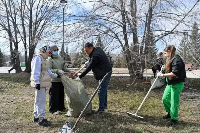 Аким области принял участие в общерегиональном субботнике (5)