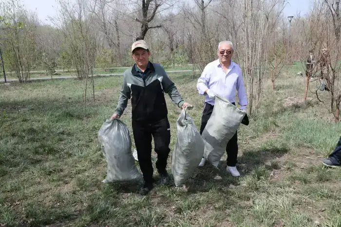 Алматинцы вышли на субботник в парке «Желтоксан» (4)