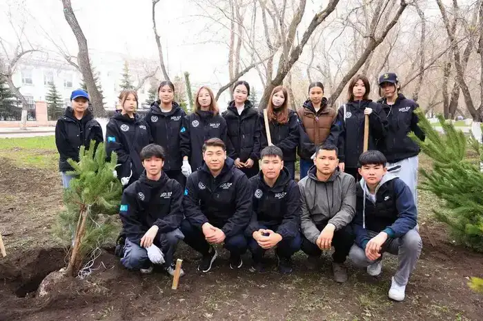 «Таза Қазақстан»: В Караганде за день посадили 400 деревьев (6)