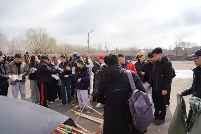 Студенты столичного вуза приняли участие в субботнике (8)