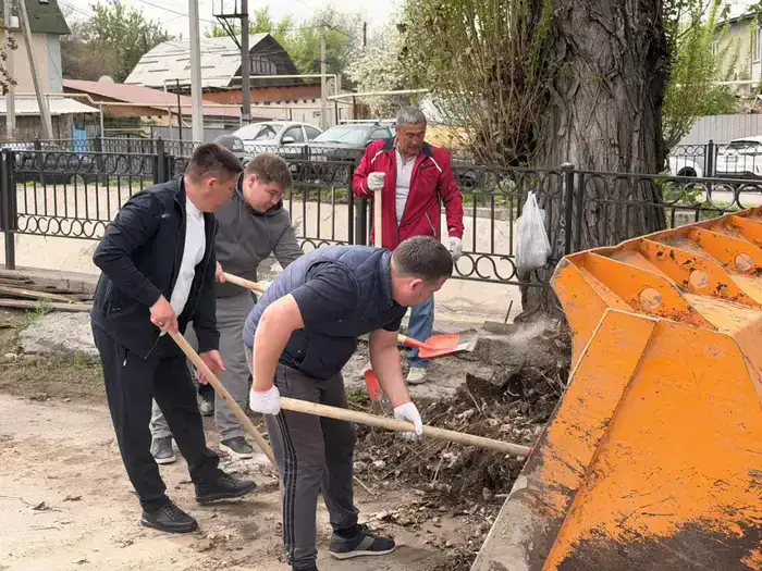 Свыше 25 кубометров мусора вывезли сотрудники Eco Almaty в ходе субботника (2)