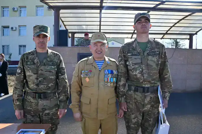 В Астане 140 военнослужащих простились с Боевым знаменем, 20 из них продолжат службу по контракту (3)