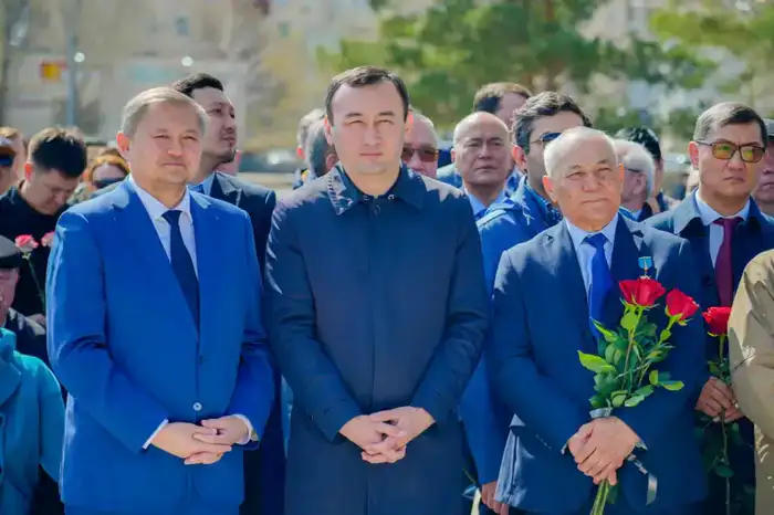 День работников науки: в Астане прошла церемония возложения цветов к памятнику Канышу Сатпаеву (4)