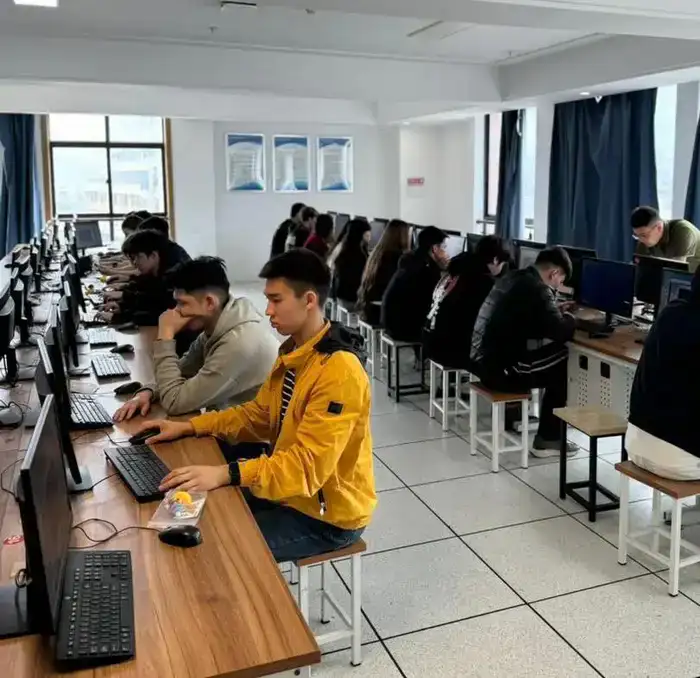 Студенты Инновационного технического колледжа проходят стажировку по кибербезопасности в Китае