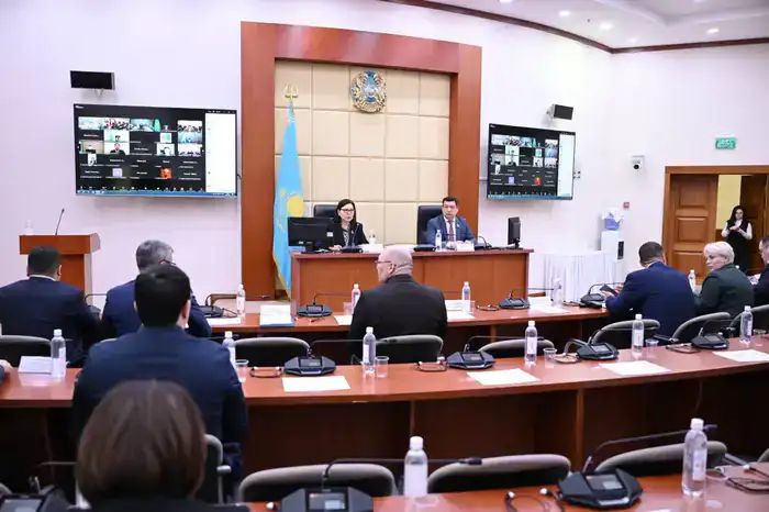 Замминистра обороны представил в Мажилисе обновленную систему допризывной подготовки молодежи (6)