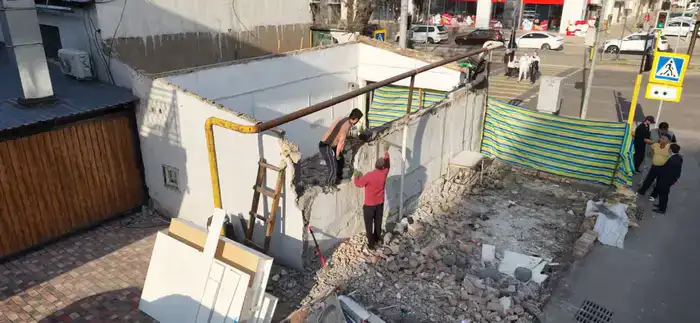 В Алматы снесли незаконные торговые объекты (2)