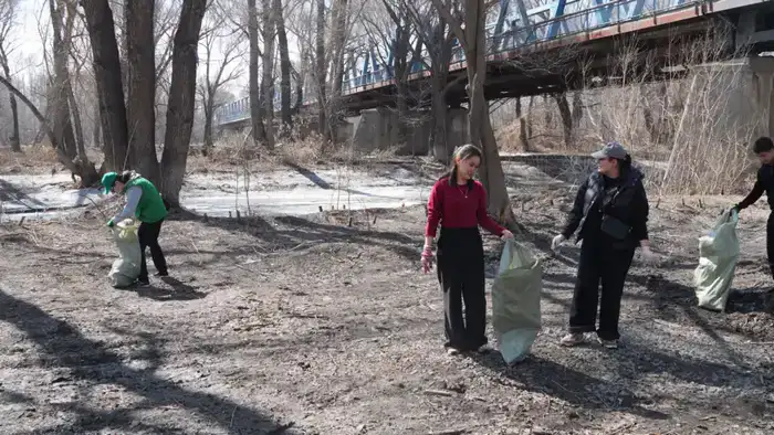 Студенты и волонтеры очистили остров Бейбітшілік в Семее