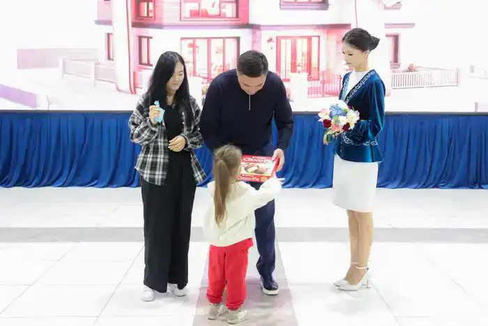 В ШЫМКЕНТЕ КЛЮЧИ ОТ КВАРТИР ПОЛУЧИЛИ НОВЫЕ СЕМЬИ ИЗ ЧИСЛА ОЧЕРЕДНИКОВ (5)