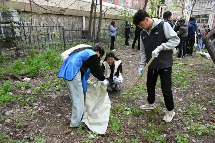 В восьми районах Алматы за один день вывезено свыше 2,5 тыс. кубометров отходов (10)