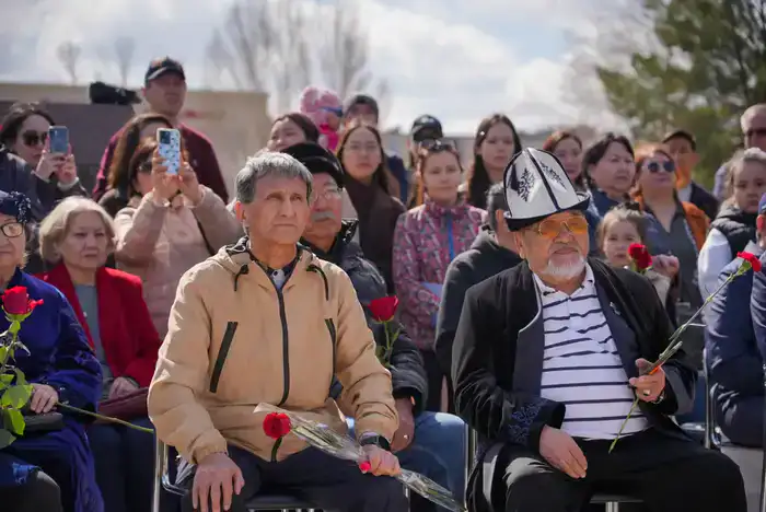 День науки: в Астане состоялась церемония возложения цветов в память о Каныше Имантаевиче Сатпаеве (3)