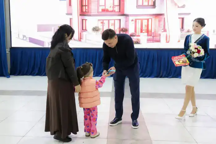 В ШЫМКЕНТЕ КЛЮЧИ ОТ КВАРТИР ПОЛУЧИЛИ НОВЫЕ СЕМЬИ ИЗ ЧИСЛА ОЧЕРЕДНИКОВ (3)