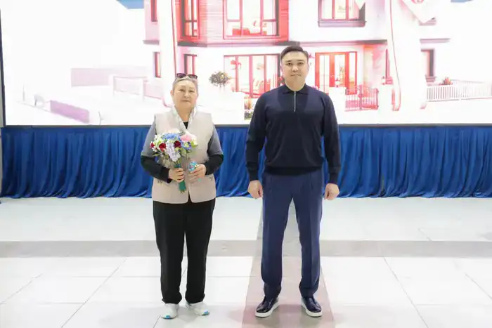 В ШЫМКЕНТЕ КЛЮЧИ ОТ КВАРТИР ПОЛУЧИЛИ НОВЫЕ СЕМЬИ ИЗ ЧИСЛА ОЧЕРЕДНИКОВ (7)