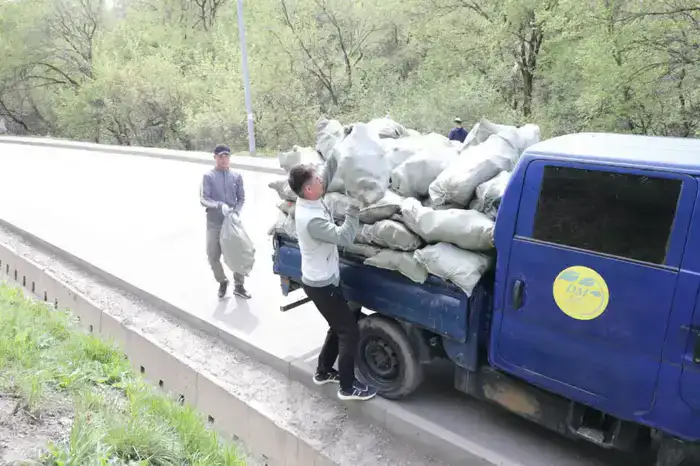 Берег реки Терисбулак очистили от мусора в Медеуском районе Алматы (5)