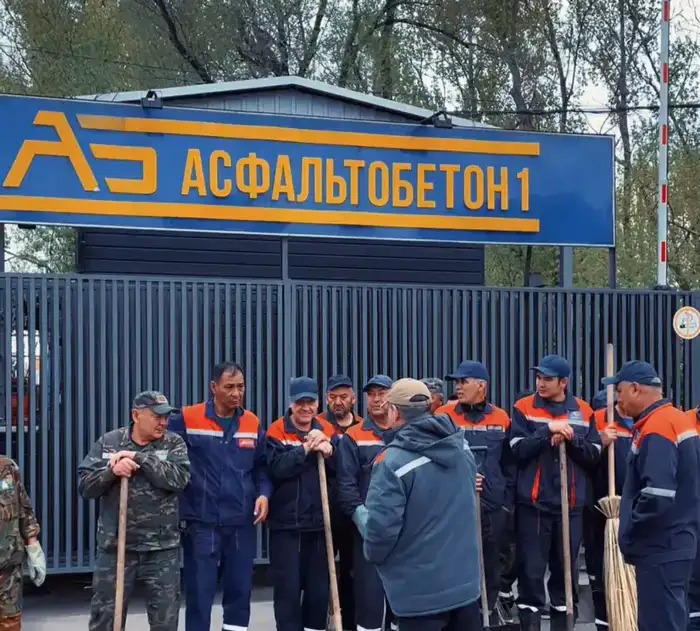 Участие работников предприятий в весенней уборке Алматы: формирование экологической культуры среди горожан