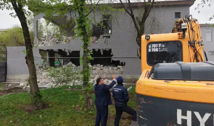 В Алматы приступили к сносу незаконного кафе (3)