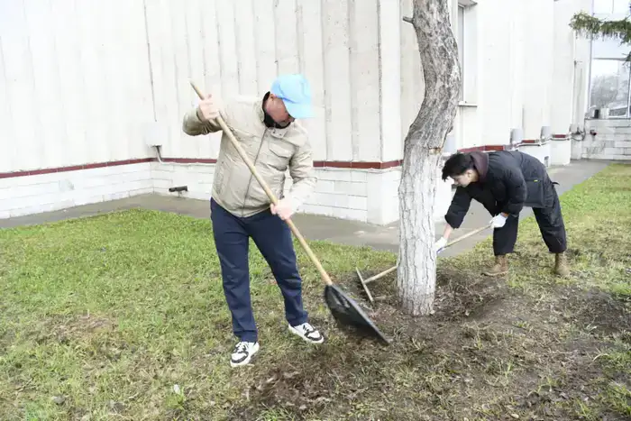 «Таза Қазақстан – наш общий дом»: деятели искусств Астаны провели субботник (5)