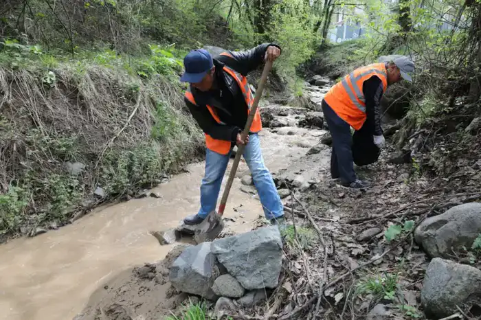 Берег реки Терисбулак очистили от мусора в Медеуском районе Алматы (7)