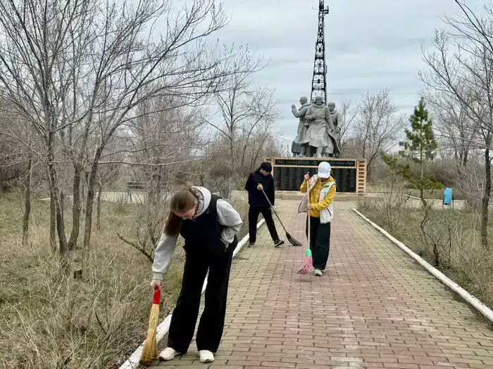 Волонтёры Наурзумского района восстанавливают память о героях прошлого в рамках патриотической акции