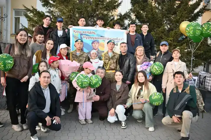 Исполнили долг перед Родиной: в Астане близкие торжественно встретили солдат (10)