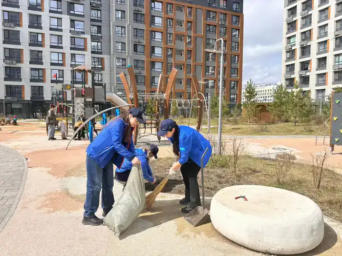 Сотрудники BI Group активно участвуют в уборке Астаны, способствуя улучшению городской экологии