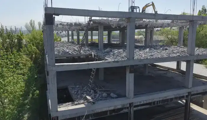 Крупный недостроенный объект сносят в Алматы по решению суда (4)