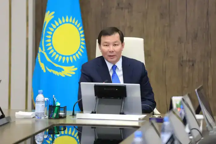 Аким региона обсудил с сенаторами развитие экономики и бюджетный потенциал (9)